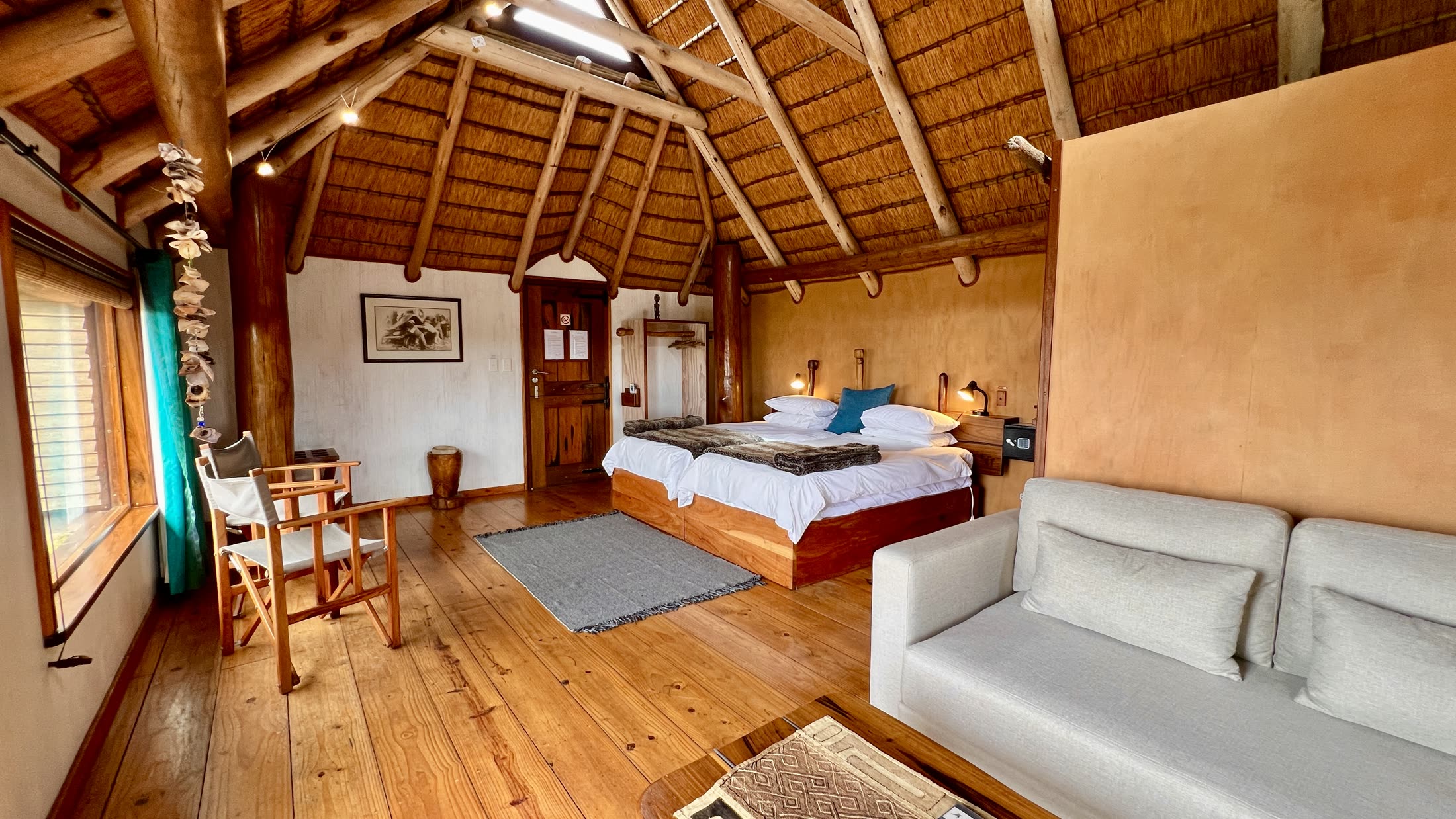 Lagoon Bungalow bedroom with dining and lounge space